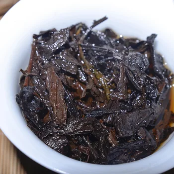 Napravljen je 1998. godine kineski Yunnan pripit Puerh 500 g najstariji Puerh čaj predak starinski med je sladak mutno crveno puerh drevno stablo Puerh čaj 450